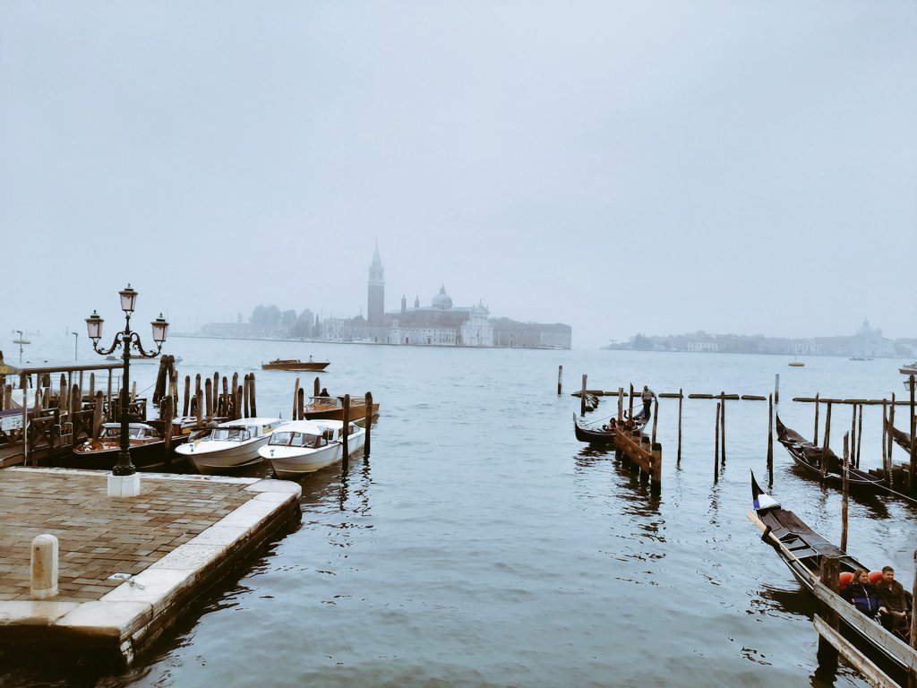 lady__silvy's tweet photo. Oggi #Venezia si è svegliata con la nebbia, ma il suo fascino resta immutato! 
@TurismoVeneto @CMVenezia @veneziaunica #01Nov2022 #Ognissanti 🎭 https://t.co/0wNZjWXTDV