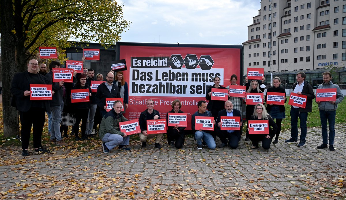 Wir starten in den November mit unserer Großflächenkampagne und fordern deutliche Entlastungen für diejenigen Leute, die unter den Preiserhöhungen leiden. Das Motiv ist ab heute an  220 Standorten in #Sachsen zu sehen. Wärme, Lebensmittel und Mobilität müssen bezahlbar sein! 🧵