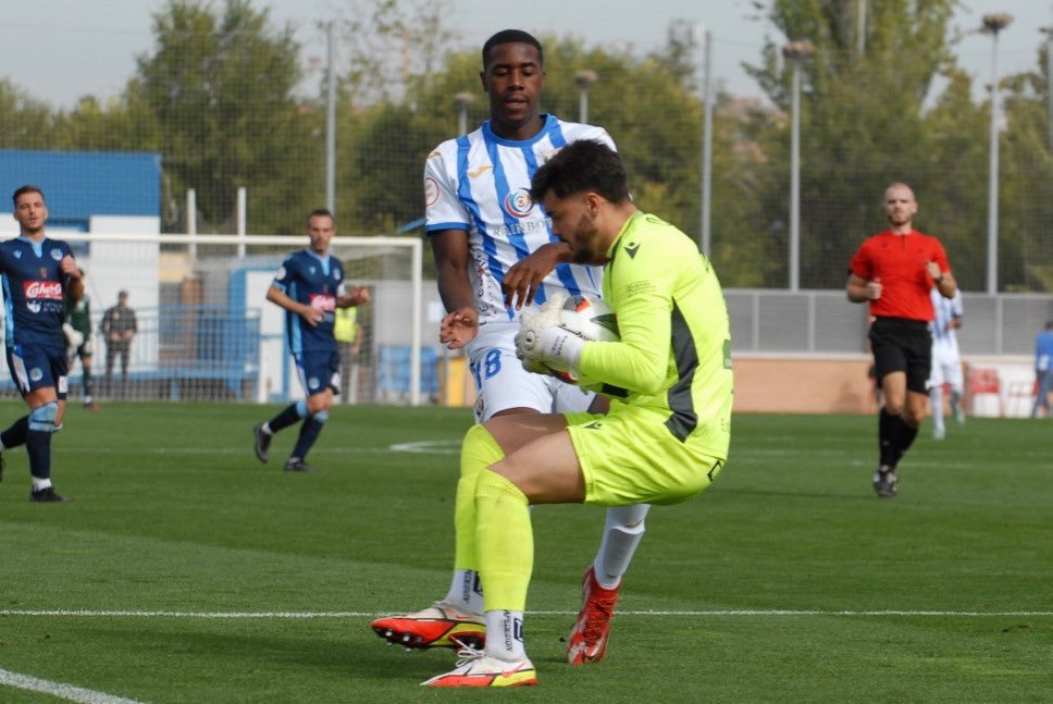 🔝 En el día de hoy me gustaría destacar la temporada de <a href="/ToniVarea1/">Toni Varea</a> en el <a href="/CDCORIA/">Club Deportivo Coria</a>. Sin duda uno de los mejores guardametas que he visto esta temporada en #SegundaFederación.

🧤 El domingo evitó la derrota de su equipo frente al <a href="/CERDANYOLAFC/">CERDANYOLA VALLÈS FC 💚</a> atajando un penalti.