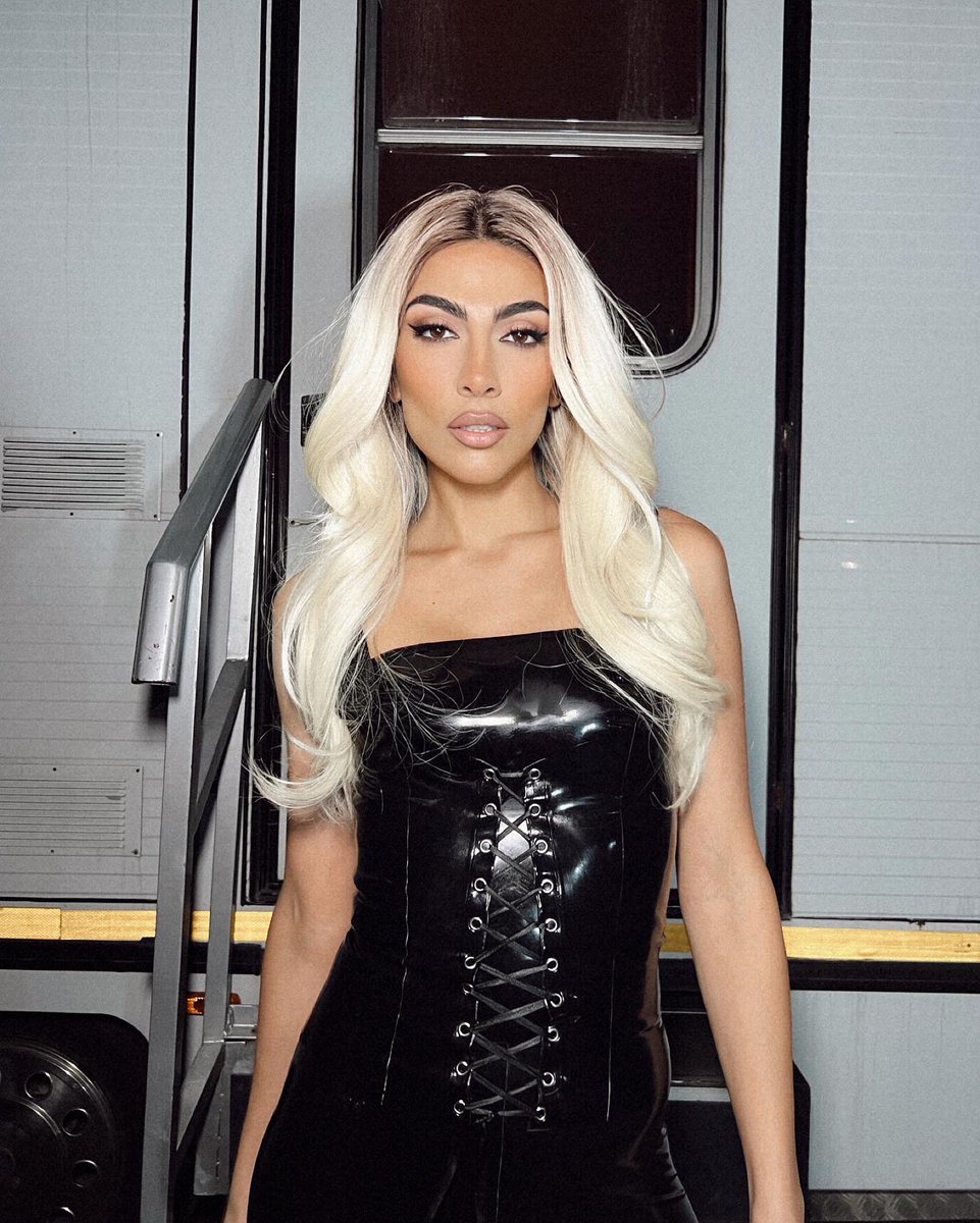 GiuliaSalemi93's tweet photo. CIAO KIM  @KimKardashian https://t.co/h6VYXdpc9d
