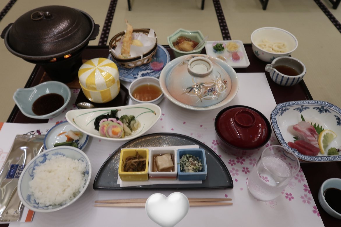 smilefactoryikd's tweet photo. 【修学旅行2022】
お食事と入浴を終え、就寝前ののんびりタイムです。アニメ上映会、ボードゲーム、Switch、おしゃべりなど各部屋賑やかです。
(ことごとく蓋を閉めたまま写真を撮っていたことに今気付きました。。おいしかったです) https://t.co/pXBKG22CI7