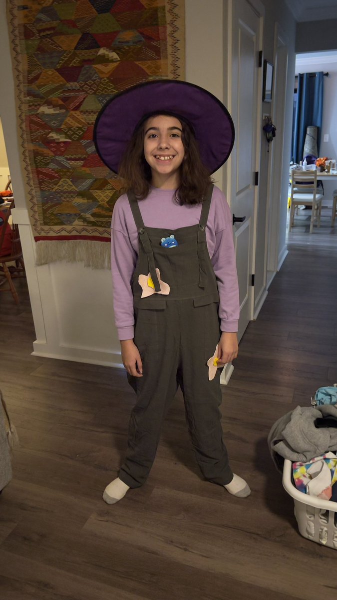 Rachel_Acosta20's tweet photo. @shelbygraces my daughter was inspired for Halloween https://t.co/UsNp4AMohD