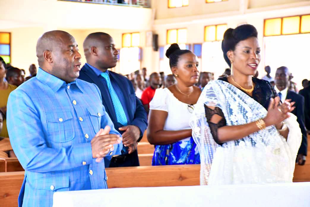 NtareHouse's tweet photo. #Burundi A l’occasion de la célébration de la Toussaint, le Président Evariste #Ndayishimiye, accompagné par SE @Burundi1stLady, s’est joint aux chrétiens de la Paroisse Militaire Christ-Roi. Dans un message de salutations, il a exhorté les burundais à persévérer dans la prière. https://t.co/zELhKAl6dq