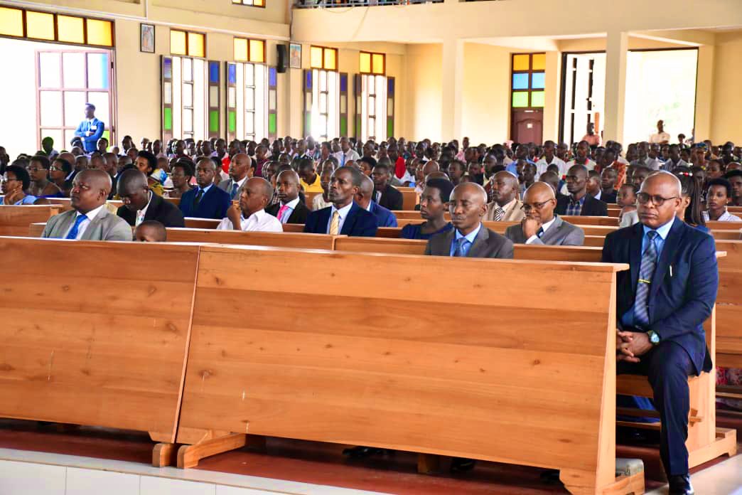 NtareHouse's tweet photo. #Burundi A l’occasion de la célébration de la Toussaint, le Président Evariste #Ndayishimiye, accompagné par SE @Burundi1stLady, s’est joint aux chrétiens de la Paroisse Militaire Christ-Roi. Dans un message de salutations, il a exhorté les burundais à persévérer dans la prière. https://t.co/zELhKAl6dq