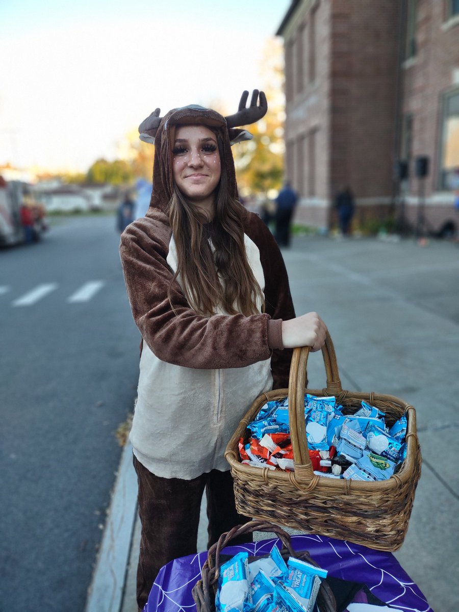 LajewskiC's tweet image. Always a fun event;🍫🍬🍭 love to see the families out together and the creativity of the costumes and pumpkins🎃. Many thanks for my DEER helper 🦌