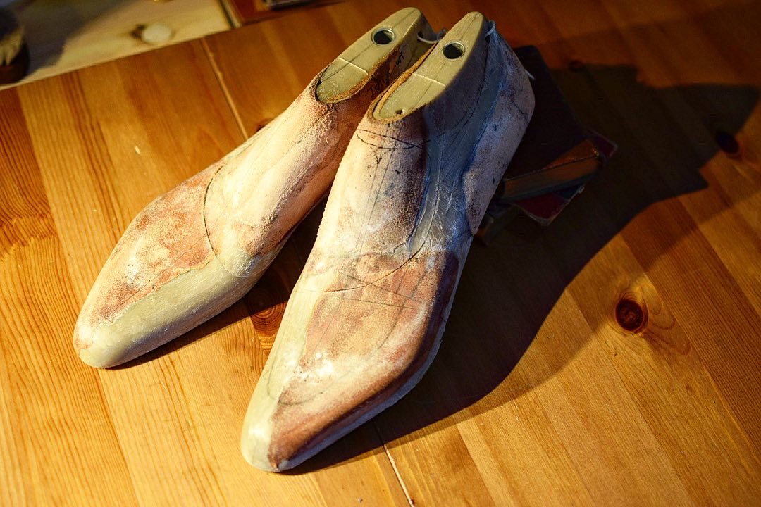 khosmkobe's tweet photo. Brown derby 5 eyelet with U tip
3足目のご注文でした。
#kenjihashimoto #bespokeshoes #japaneseleather #narrowfoot #narrowshoes #flatfoot #halluxvalgus #外反母趾 #外反扁平足 #madeinjapan #靴職人 #トランクショー #ビスポーク #オーダーシューズ #受注会 #足の悩み #A幅 #Awidth #幅狭靴 https://t.co/w4srAI8DZi