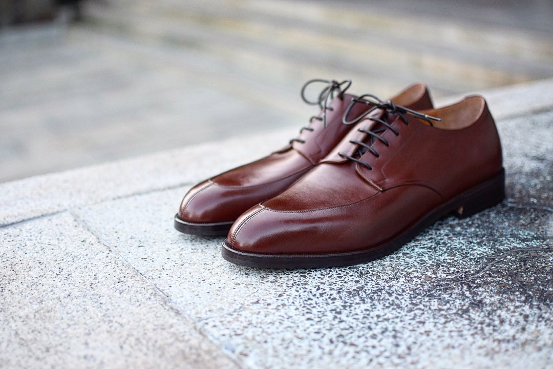 khosmkobe's tweet photo. Brown derby 5 eyelet with U tip
3足目のご注文でした。
#kenjihashimoto #bespokeshoes #japaneseleather #narrowfoot #narrowshoes #flatfoot #halluxvalgus #外反母趾 #外反扁平足 #madeinjapan #靴職人 #トランクショー #ビスポーク #オーダーシューズ #受注会 #足の悩み #A幅 #Awidth #幅狭靴 https://t.co/w4srAI8DZi
