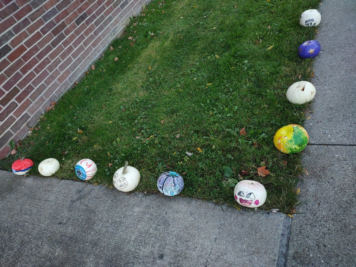 LajewskiC's tweet image. Always a fun event;🍫🍬🍭 love to see the families out together and the creativity of the costumes and pumpkins🎃. Many thanks for my DEER helper 🦌