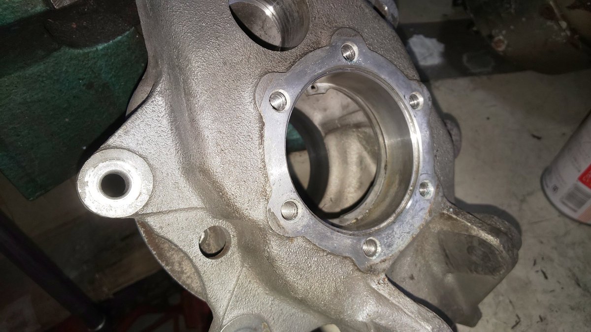 TFerrariide101's tweet photo. フェラーリ328、リアハブベアリング交換です。異音やガタ等での修理出はなく、リフレッシュで交換です。左右共、緩み等無く状態良いです。カシメのリングナットも交換します。また、スタッドボルトも交換致しました。#ferrari #ferrari328 #ferrari_repair #ferrari_maintenance
#リアハブ https://t.co/U6Gr1gGMDb