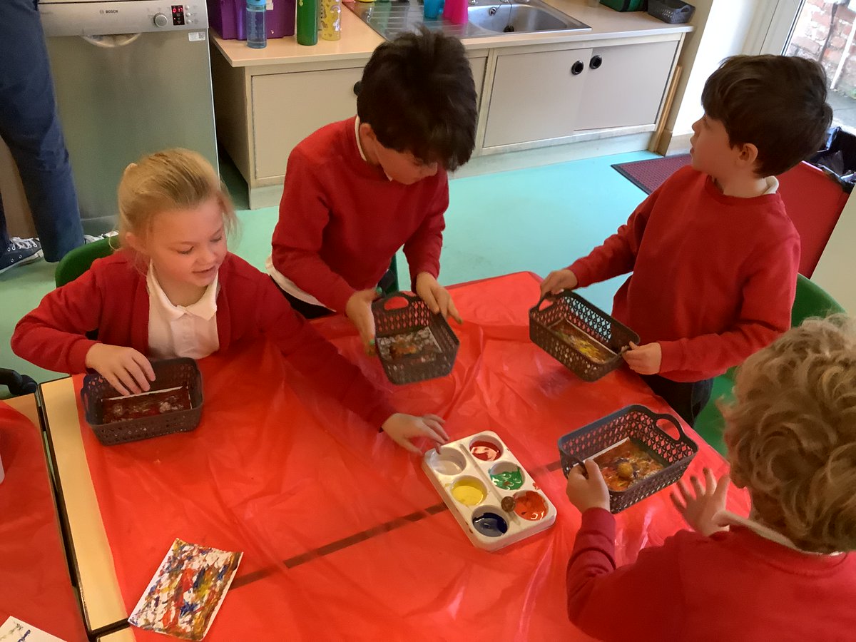 SherwoodCuckney's tweet photo. Collecting great vocabulary through art today about fireworks for our writing later on in the week…..zoom,exploding,whirly,sparkling,crack,bang!! https://t.co/qtY4y5oDrf