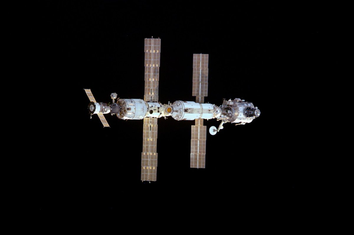 🗓️ #OnThisDay 22 years ago the Expedition 1 crew, NASA astronaut Bill Shepherd and Cosmonauts Yuri Gidzenko and Sergei Krikalev, became the first crew on the @Space_Station. 🌍 If you're under the age of 22 there have always been humans living outside of our atmosphere.