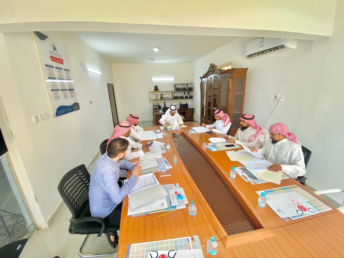 في تمام الساعة  10 ص هذا يوم الثلاثاء  1/ 11/ 2022 م    7/4/1444 هـ  في مقر الجمعية تم عقد الاجتماع التنفيذي الاول لشهر نوفمبر برئاسة رئيس مجلس الإدارة : مساعد دهيم الفريدي وحضور أعضاء المجلس التنفيذي مدراء إدارات الأقسام بدء الاجتماع : طرح الإدارات الخطة التنفيذية لشهر أكتوبر