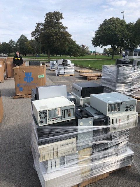 UBPSS's tweet photo. #UBPSS Sustainable Living Committee 2022 electronics recycling &amp; Blue Table food drive event was a success! Thanks to all in the #UBuffalo community who organized, volunteered and donated. https://t.co/q7CkHmsot7