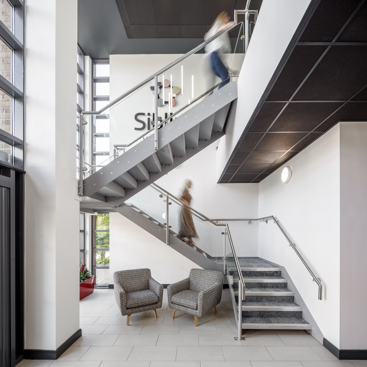 building_int's tweet photo. This sleek and modern reception area designed and built for Sibling Workspace includes feature lightning, bespoke signage and a minimalistic feel, which compliments the amount of natural light shining through!π€©
#designandbuild #construction #officereception #receptiondesign https://t.co/l95amI9odq