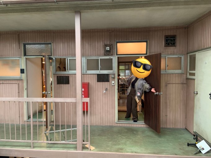 今日はドラマ『#クロサギ』のスタジオ見学にお邪魔させていただきました! 本当に本当に美しいセットで、細部に至るまで作り込みがすごくって、心の底から感動しました…美術さん装飾さん、スゴいです3枚目は、氷柱ちゃんのご実家でお菓子を盗もうとする不届き者の証拠写真。 