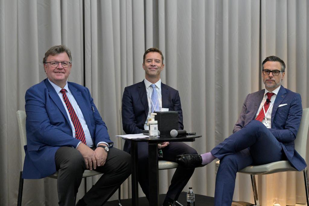 mapconference's tweet photo. CURRENCY DESIGN session, moderated by @jessytradmtv w/ the honorable speakers Prof. Johannes Beermann, Board member @bundesbank, Mr. Abdallah NAILI commercial director #cranecurrency , Mr. Herve Guillerey, director @koenigandbauer &amp; Mr. Andrew Forbes, Sales director @GieseckeNews https://t.co/tBzhUm2V0x