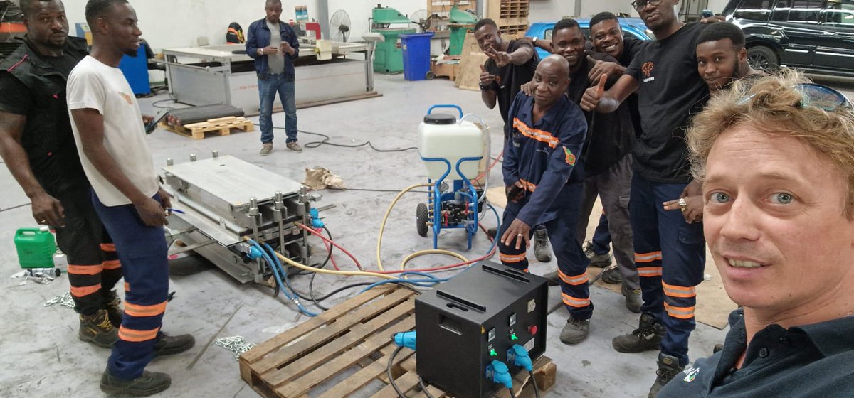 What type of splice do you use?
Since 1946, <a href="/Mltlacing/">MLT Group</a> manufactures vulcanizing presses after having followed the whole evolution of the market.
Here, our sales technician was in Ivory Coast to splice a belt with our modular water-bag vulcanizing press.
👉mltgroup-conveyor.com/vulcanizing-pr…