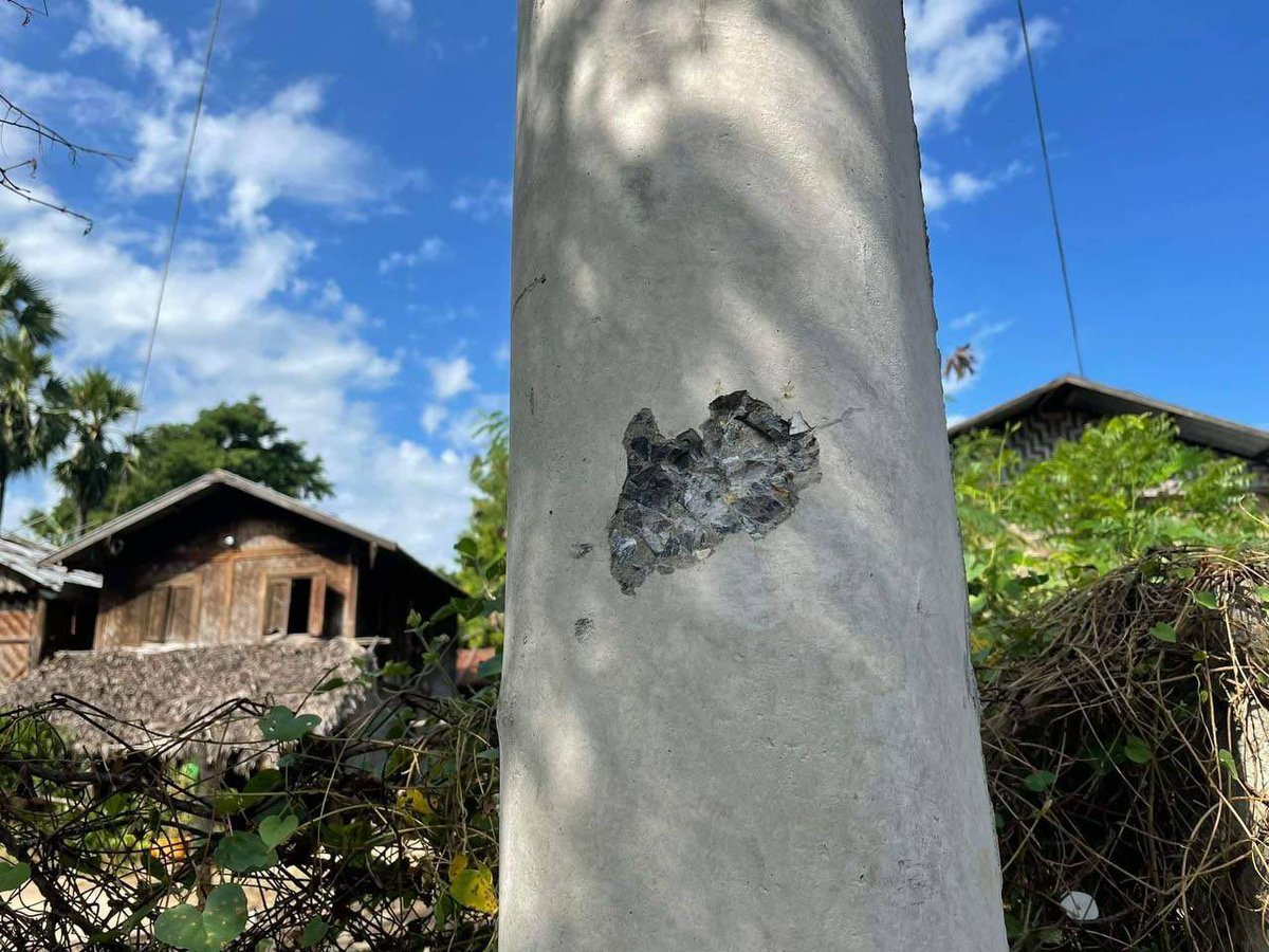 AungZ20's tweet photo. SAC troops have continuously fired heavy weapons and set fire to the residential properties in the villages of Wetlet tsp, Sagaing division since Oct 25. Thus, 2 houses from Ngapioh village were burnt down, and over 10,000 locals fled. #WhatsHappeningInMyanmar https://t.co/YfgLYIQSkm