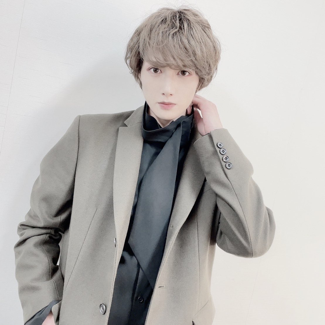 hankonkunkon's tweet photo. 別界隈の推しのバーイベに行ってきたんだけど、まさかまさかの質問コーナーでおたより読んでくれた。。。客降りで目の前に何度も立ち止まったり( 手伸ばせば届く、香水のかおりが暫く周りに残るぐらい近かった。)、お見送りもあって。。。幸せだった。。しんでる。ガチ運使い果たした。 https://t.co/0F6pb1F4Uc