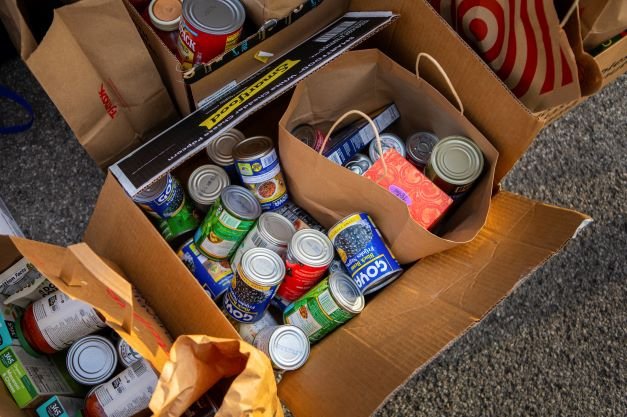 UBPSS's tweet photo. #UBPSS Sustainable Living Committee 2022 electronics recycling &amp; Blue Table food drive event was a success! Thanks to all in the #UBuffalo community who organized, volunteered and donated. https://t.co/q7CkHmsot7