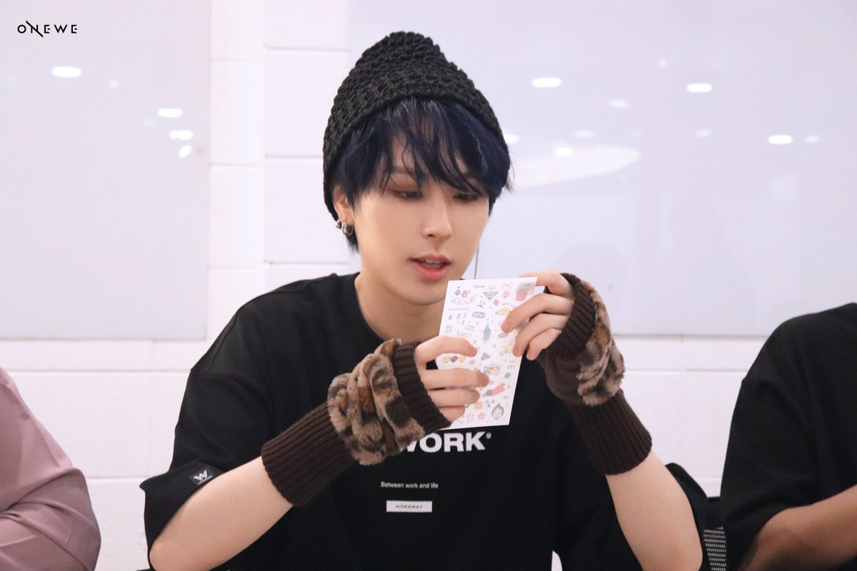 we_makeasound's tweet photo. So anyway, this emo punk rock agenda of Lee CyA, rapper and bassist of South Korean alternative rock band ONEWE 💙🤟 https://t.co/hUiVsYSOCC