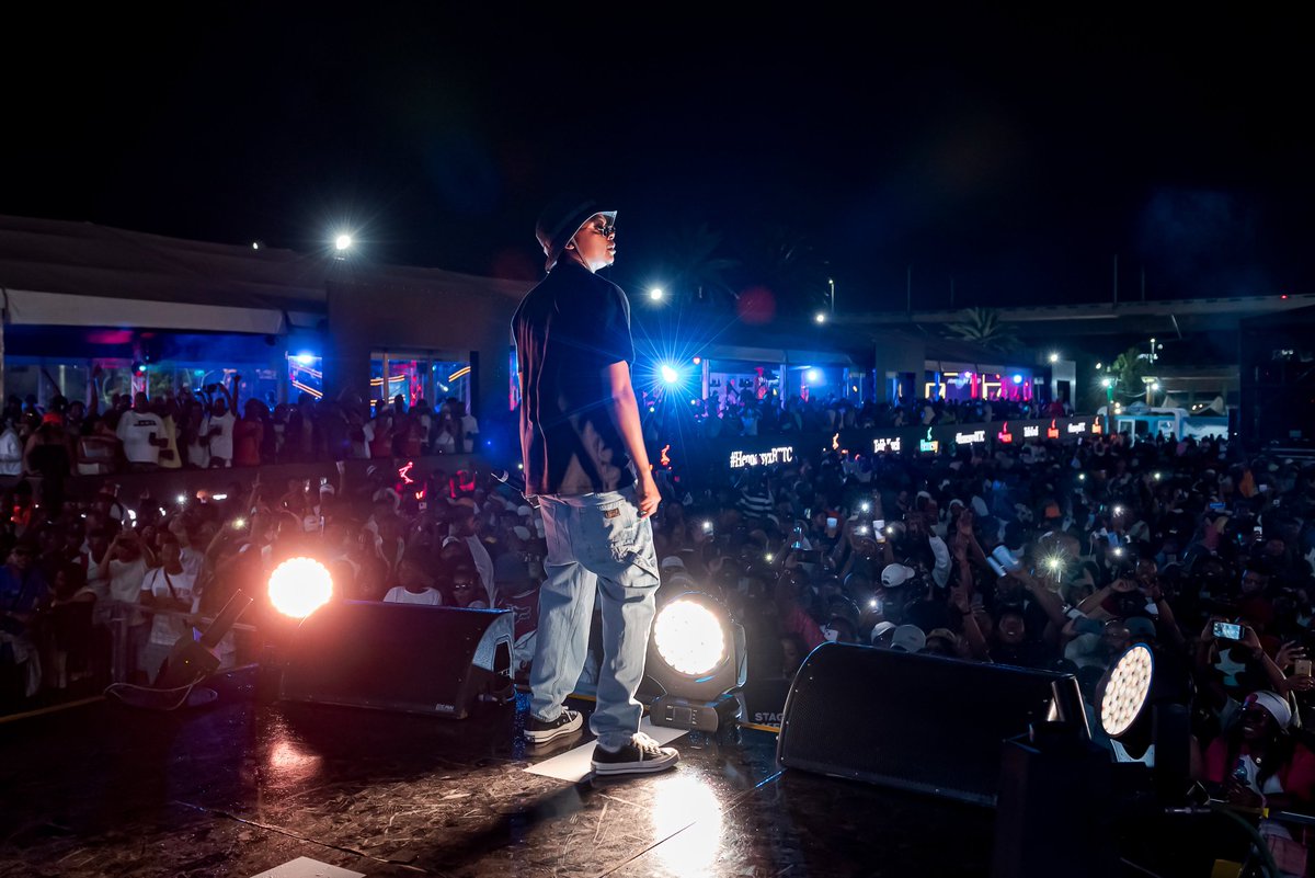 mellowdic_nveey's tweet photo. when A-Reece picks up the mic and brings the $limes together that's my favorite shit 
FRI•NOV•14TH>>
#REECEFFECT
#Reece
#SAHIPHOP https://t.co/O0MEkTciIM