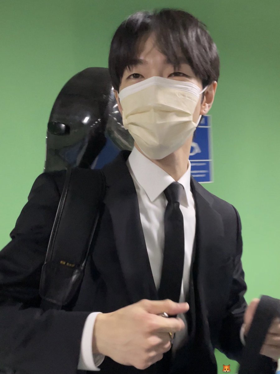 ggong_0420's tweet photo. 진호오빠 >올블랙 쓰리피스< 입으셨다
#홍진호 #교수깅 https://t.co/SB8vwPiQHq