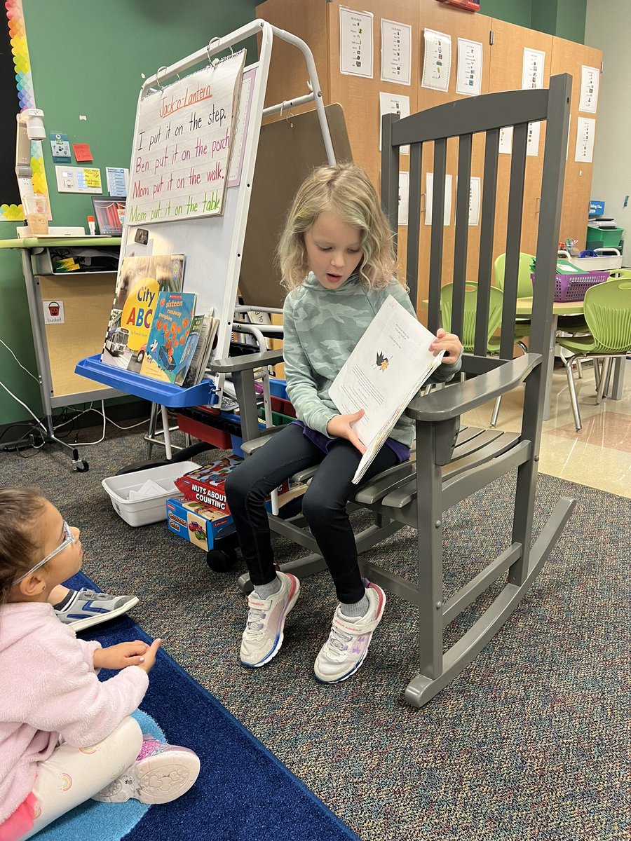 MrsTaylorWGES's tweet photo. The best way to start the day…. A guest reader!!  #InspireExcellence #theGrove #DragonProud @WGESdragons https://t.co/kFxX0yDwXB