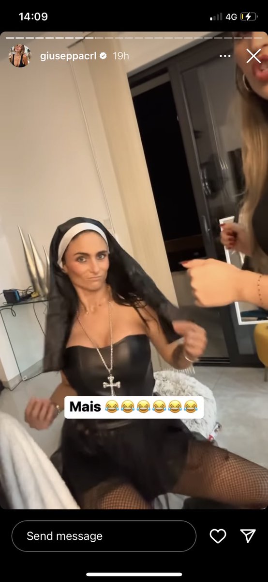 viachrist_'s tweet photo. 🎃 | Le mépris ordinaire envers les chrétiens à chaque #Halloween : soirée dans une église désaffectée, déguisement de prêtres ou sœurs, sexualisation des religieux… (Via IG : christianophobie_) https://t.co/ABFc9IaKOU