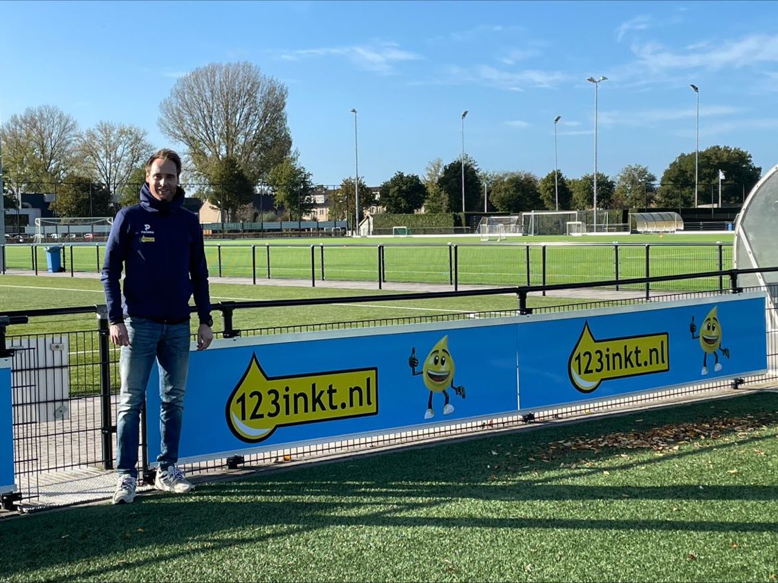 ‘De bal rolt ook zakelijk weer!’ ⚽️

Na een periode van verbouwen en de geboorte van onze zoon ben ik alweer drie maanden met veel plezier aan het werk bij 123inkt.nl als accountmanager Sponsoring!

ℹ️ 123inkt.nl/page/sponsorin…

📸 <a href="/gerardenhenny/">Gerard de Jong</a> / <a href="/vvwvf/">WVF</a>