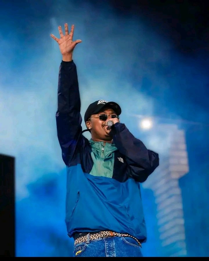 mellowdic_nveey's tweet photo. when A-Reece picks up the mic and brings the $limes together that's my favorite shit 
FRI•NOV•14TH>>
#REECEFFECT
#Reece
#SAHIPHOP https://t.co/O0MEkTciIM