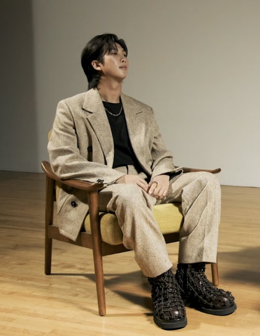 galleryofRM's tweet photo. he is just sitting there and yet I am on my knees https://t.co/QafS7SsHsF