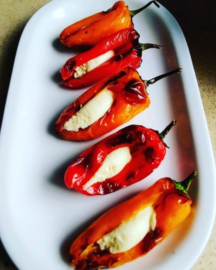 NinasSweet's tweet photo. Delicados y vibrantes mini pimientos morrones asados rellenos de queso camenbert, son parte de nuestro twist de sabor. #ninas_sweetstips #morron #delicious #canapes https://t.co/m2h0RFCACi