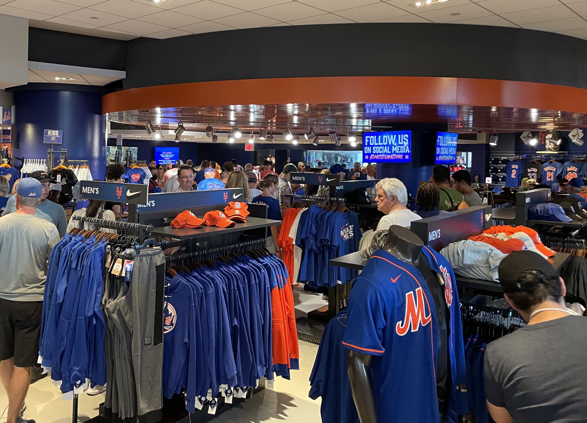 Mets Team Store on X: Thank you #Mets fans for an Amazin' 2022 season at  the Team Store! We will reopen on November, 25th. Stay tuned for news and  updates regarding the