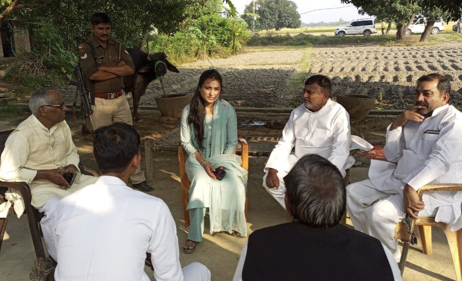 sonker_ragini's tweet photo. मछलीशहर विधानसभा के आदमपुर ग्राम में कालू यादव जी के यहां शोक संदेश में पहुंच कर परिवारजनों को ढाढ़स बँधाया।।
डॉ रागिनी विधायक, मछलीशहर विधानसभा https://t.co/3Lx9WtjEPU