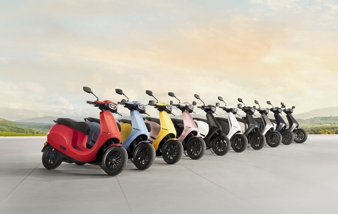 autocarpro's tweet photo. Ola Electric retains No. 1 position in electric two-wheeler sales in October with over 20,000 despatches from its factory. EV start-up's foray into on-ground experience stores boosting demand https://t.co/HamfUB3Gbx https://t.co/KrEAAzDY2e