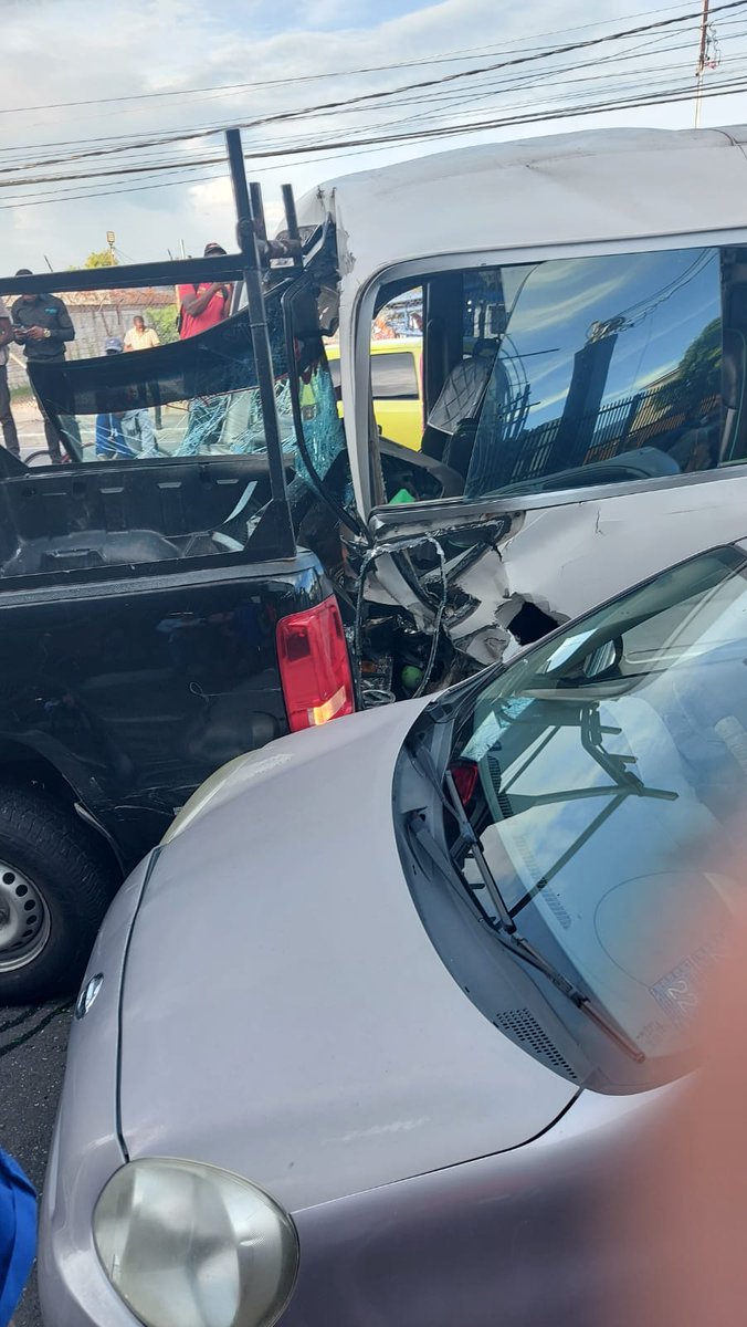 JamaicaObserver's tweet photo. HAPPENING NOW: 

The @JamaicaConstab is reporting traffic delays along Constant Spring Road following an eight-vehicle collision. 

Motorists are being advised to use alternate routes until the vehicles are cleared from the roadway.

(📷: Contributed)

#AlwaysAhead #ONews https://t.co/Qb3Ai6mvJP