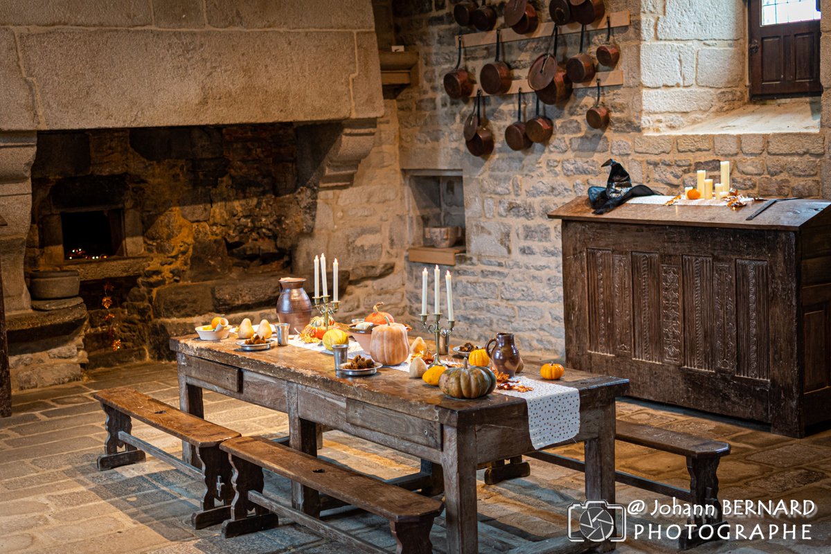 A TABLE !!!! #Visite #magnifiquebretagne #chateau #histoire #finistere #finisterenord #photos #mobilier #photography #château #halloweenparty #Halloween #bretagne_focus_on #finisteretourisme #bretagne #ilovebretagne #bestofbretagne #culture