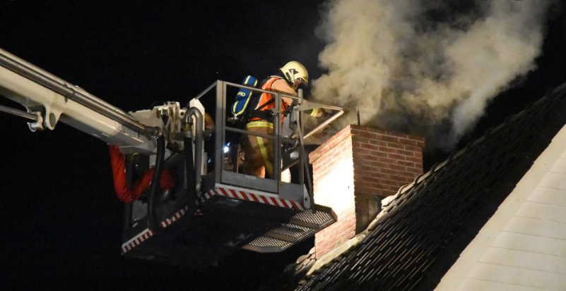 brandweerBN's tweet photo. Door de hoge gasprijzen zoeken mensen naar andere manieren om hun huis te verwarmen, zoals met de houtkachel of open haard. Laat je schoorsteen altijd tijdig en vakkundig vegen. Een schoorsteenbrand is hoofdoorzaak van 1 op de 3 woningbranden. Meer info: https://t.co/xnUiZZld0T https://t.co/Ek7kjVqcx4