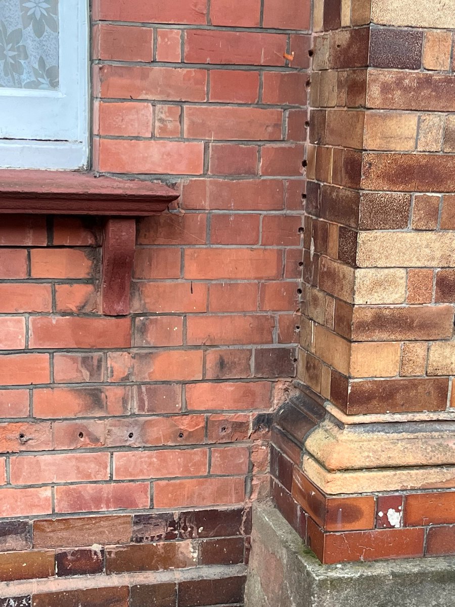 DampSurvey's tweet photo. Another beautiful historic London building defaced by 'rising damp' injections.
Folks walk down ANY street in any other country:
Europe, USA, Canada, S America - you will NEVER see this nonsense.
Don't waste your money by vandalizing your house with this damp injection nonsense🧙‍♀️ https://t.co/WkrOzGDjJz
