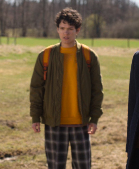 one thing i love about young royals is that its queer characters subvert stereotypes. for example simon proves that just because you’re gay, doesn’t mean you have good fashion sense