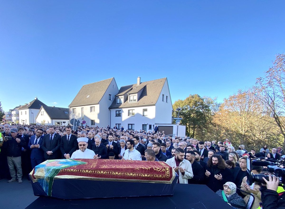 diaspora_turk's tweet photo. Solingen’deki bu boşluğun yerinde 29 yıl önce Genç Ailesi’nin evi vardı. Bugün o boşluğun önünde Mevlüde Genç için cenaze töreni düzenlendi. Solingen’e ve “o yere”veda etti Mevlüde Genç. Şimdi, bir uçağın kargo bölümünde Almanya’dan Türkiye’ye son yolculuğunda… 🌿 https://t.co/lVznFLBMeS