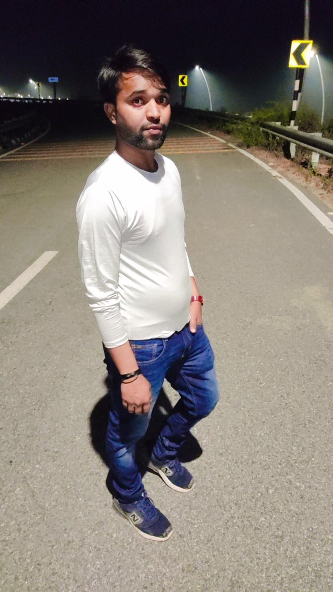 Ajay5star's tweet photo. चलते चलते तेज धूप का भी पता ही नही चला,
  इतने हादसों में कब बिखर गए,पता ही नही चला
#Twitter #dailymotivation #mainset
#positivity #GrowthMindset https://t.co/4QRVCdT0bU