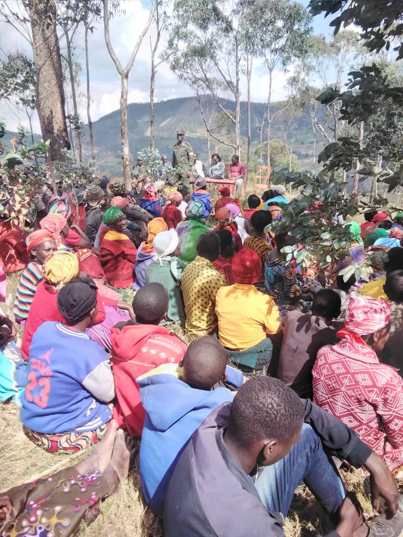 HabitegekoFran1's tweet photo. Mu murenge wa #Mutuntu, @KarongiDistr, @RwandaWest: Twari mu nteko y'abaturage aho twakiriye kandi ducyemura ibibazo by'abaturage.Ibyinshi byabajijwe birebana n'izungura. Turashimira Aba baturage bose ko nta n'umwe warembera mu nzu aramutse arwaye. Mutuelle ni 100% @RSSB_Rwanda https://t.co/bgInz8CA1K