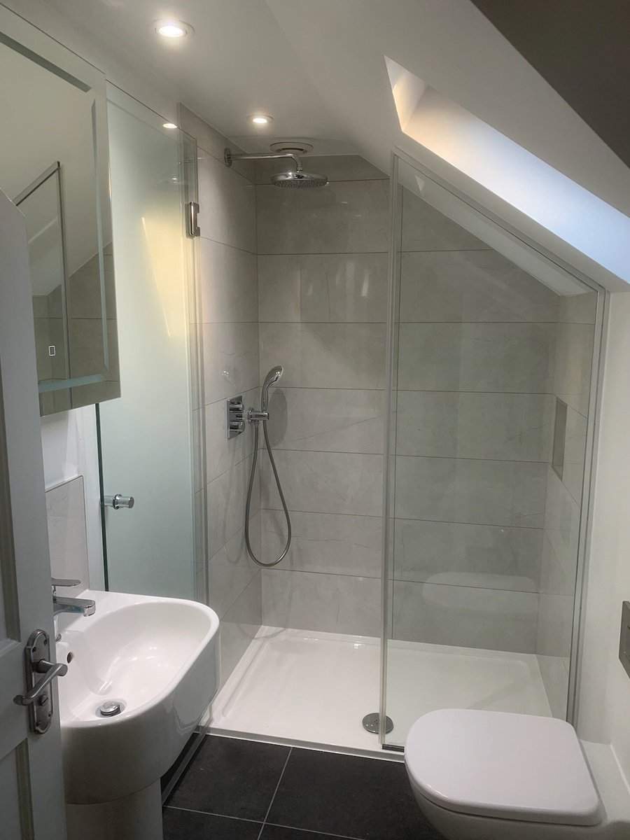 uaglassltd's tweet photo. 💧Shower door and side panel installed for a customer in Bury St Edmunds 💧 #showerscreen #bathroomdesign #uaglass #interiordesign #homedesign https://t.co/c4OOgCt7r9