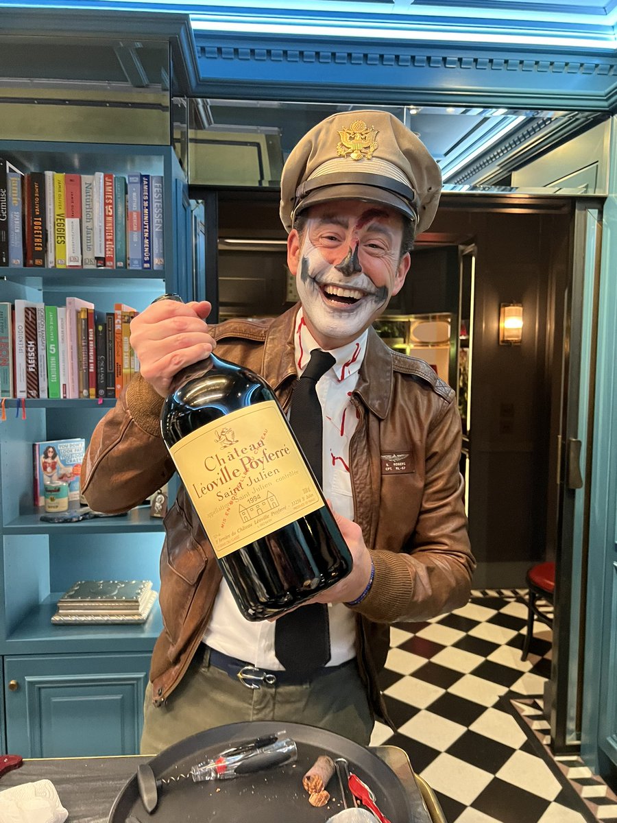 Beautiful Halloween 🎃 experience with friends ❤️ Dressed like a Fallen Pilot 👨🏻‍✈️ First Halloween 👻 experience since I returned from my time in the 🇺🇸 #Halloween #pilot #riedel #wine #TakeOff
