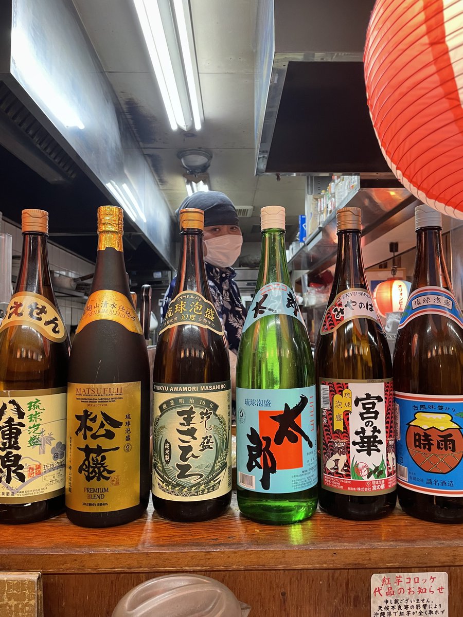 OcciDentArs's tweet photo. 呼びに呼ばれ偶然必然合縁奇縁の地、西荻にて。心配していた伯楽の老紳士にも久方振りに謁見つかまつり…思わず寒さで硬直した頬も綻んだ。
今宵いただくのは、探し求めていた #DOCKYARDGIN や🇮🇹はヴェネトの北、🇩🇪語圏に程近いミネラル感強い #Gewürztraminer など。相変わらずこの街は濃密濃厚濃飲。 https://t.co/nyIQ1ZYJK5