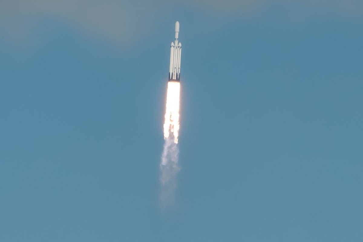 Wallen116's tweet photo. Great morning to see the most powerful operating rocket in the world! @SpaceX falcon heavy! https://t.co/cwaB5oc6an