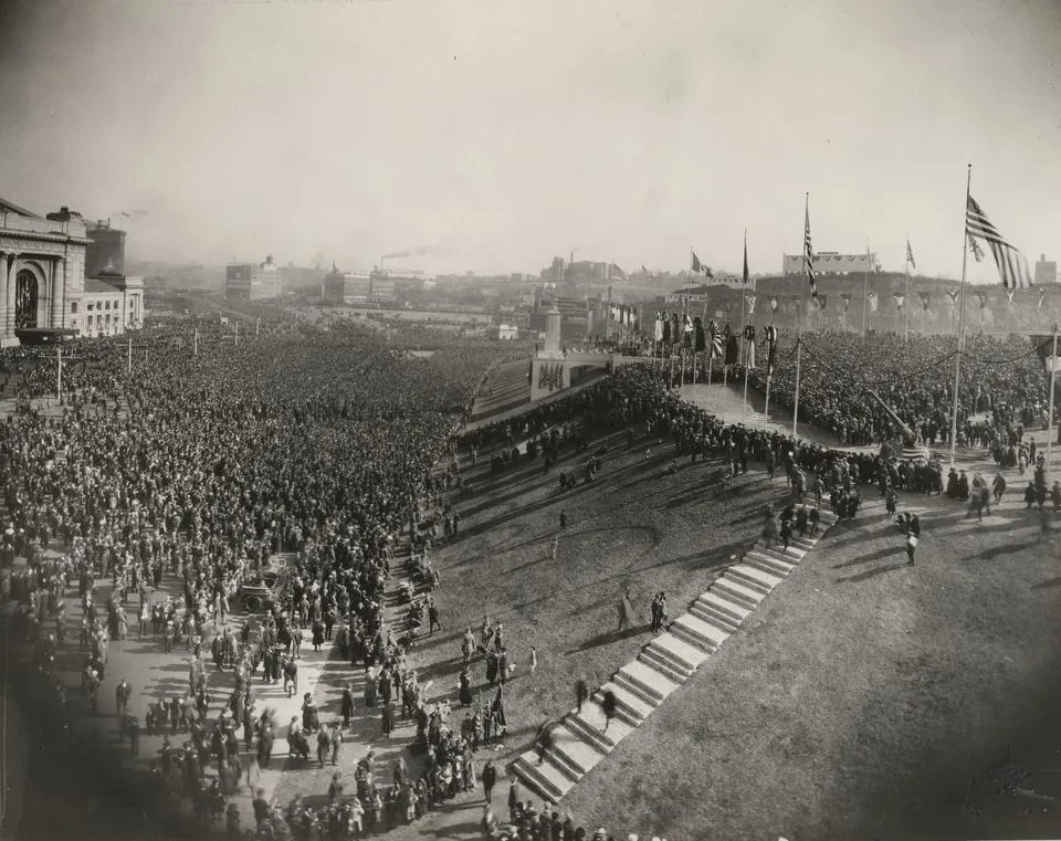 UnionStationKC's tweet image. 101 years ago today, on Nov 1, 1921, more than 100,000 people came together to see the five World War I Allied Commanders dedicate the site of the Liberty Memorial. All five leaders arrived by train at Union Station. It was the first time they had ever been together in one place.