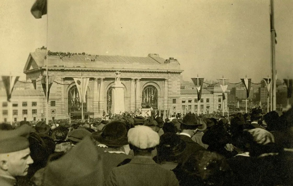 UnionStationKC's tweet image. 101 years ago today, on Nov 1, 1921, more than 100,000 people came together to see the five World War I Allied Commanders dedicate the site of the Liberty Memorial. All five leaders arrived by train at Union Station. It was the first time they had ever been together in one place.